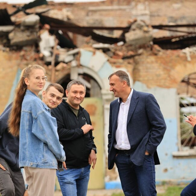 Біля зруйнованого росіянами Центрального будинку культури Ірпеня